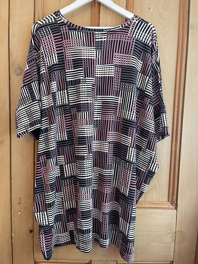 Masai Short Sleeved Grey Pattern Top Medium Top